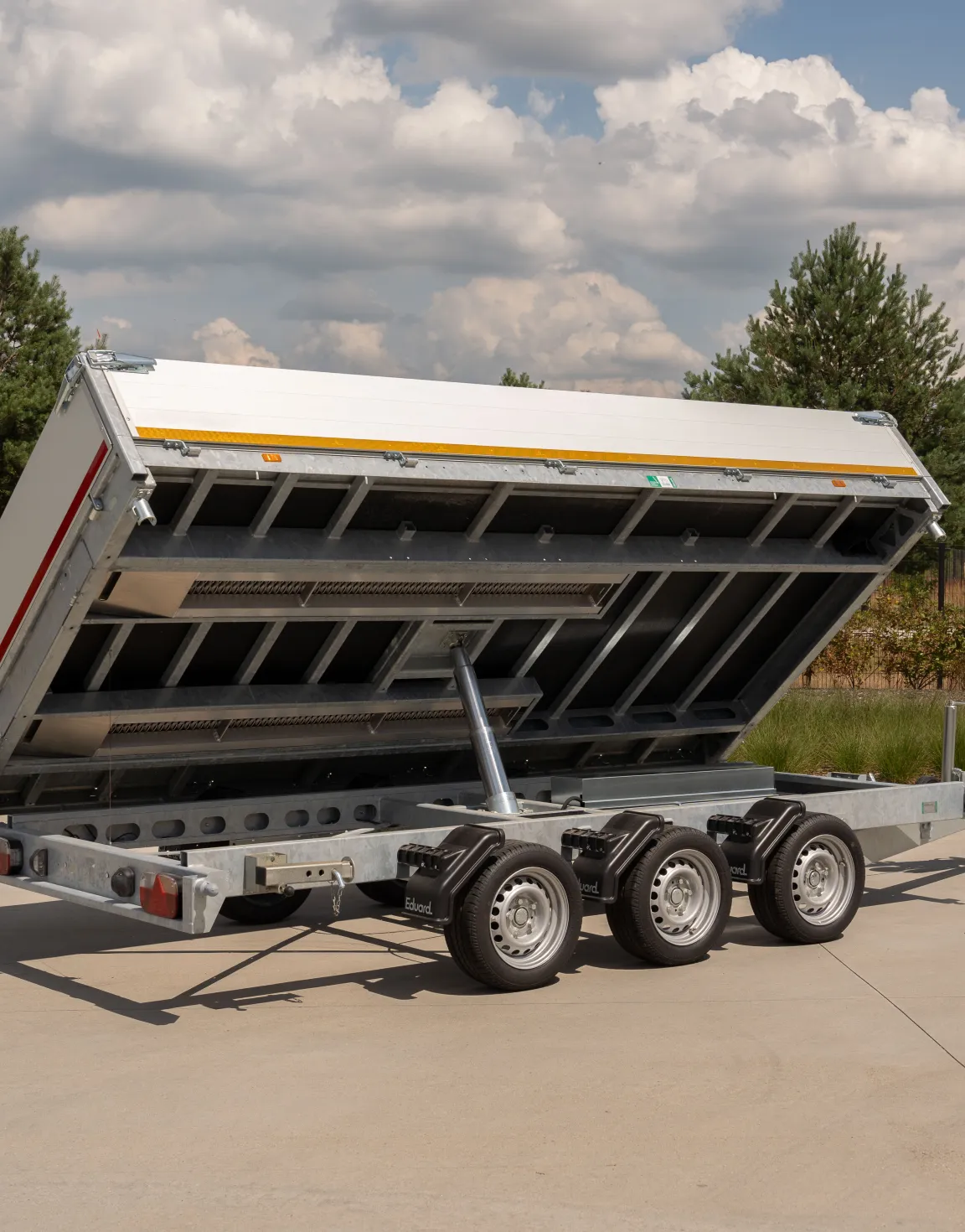 Three-way tipper trailer